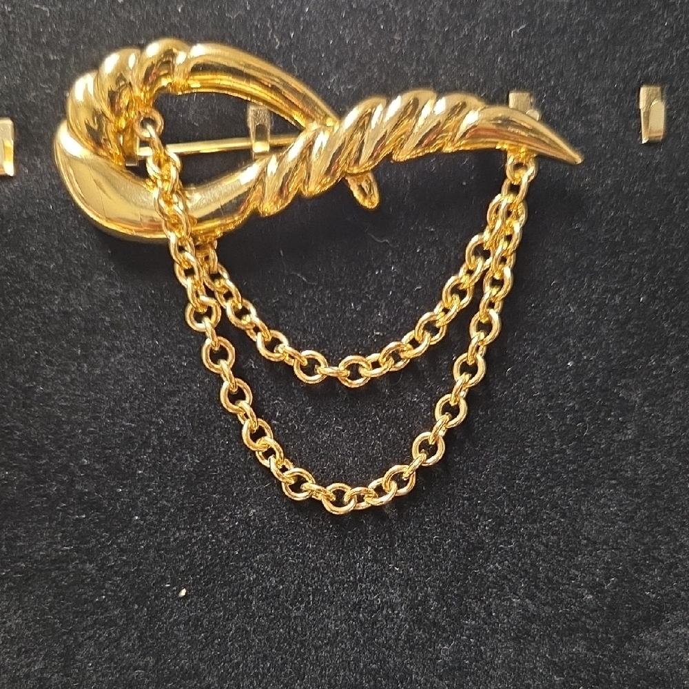 Chic Gold Brooch with Chain Accents